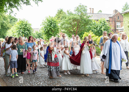 Cheshire, Großbritannien. 23. Juni 2018. 23. Juni 2018 - Das Wetter war heiß und sonnig für grappenhall Walking Tag, Cheshire, England, UK Credit: John Hopkins/Alamy leben Nachrichten Stockfoto