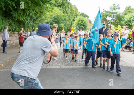 Cheshire, Großbritannien. 23. Juni 2018. 23. Juni 2018 - Das Wetter war heiß und sonnig für grappenhall Walking Tag, Cheshire, England, UK Credit: John Hopkins/Alamy leben Nachrichten Stockfoto