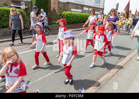 Cheshire, Großbritannien. 23. Juni 2018. 23. Juni 2018 - Das Wetter war heiß und sonnig für grappenhall Walking Tag, Cheshire, England, UK Credit: John Hopkins/Alamy leben Nachrichten Stockfoto