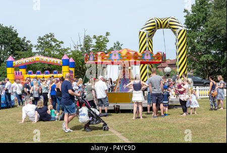 Cheshire, Großbritannien. 23. Juni 2018. 23. Juni 2018 - Das Wetter war heiß und sonnig für grappenhall Walking Tag, Cheshire, England, UK Credit: John Hopkins/Alamy leben Nachrichten Stockfoto