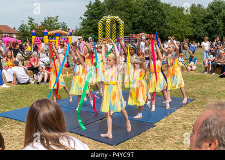 Cheshire, Großbritannien. 23. Juni 2018. 23. Juni 2018 - Das Wetter war heiß und sonnig für grappenhall Walking Tag, Cheshire, England, UK Credit: John Hopkins/Alamy leben Nachrichten Stockfoto