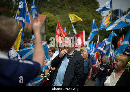 Stirling, Schottland, Großbritannien. 23. Juni 2018. Pro-Scottish Unabhängigkeit März, in der "alle unter einem Banner Name, der durch die Straßen organisiert und auf das Schlachtfeld in Bannockburn auf der 704th anniverary der Schlacht von Bannockburn. Es wurde geschätzt, dass 10.000 Menschen teil, die in der März Aufruf für eine zweite Unabhängigkeitsreferendum teilgenommen haben. Photo credit Jeremy Sutton-Hibbert / alamy Leben Nachrichten. Stockfoto