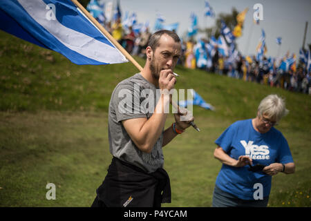 Stirling, Schottland, Großbritannien. 23. Juni 2018. Pro-Scottish Unabhängigkeit März, in der "alle unter einem Banner Name, der durch die Straßen organisiert und auf das Schlachtfeld in Bannockburn auf der 704th anniverary der Schlacht von Bannockburn. Es wurde geschätzt, dass 10.000 Menschen teil, die in der März Aufruf für eine zweite Unabhängigkeitsreferendum teilgenommen haben. Photo credit Jeremy Sutton-Hibbert / alamy Leben Nachrichten. Stockfoto