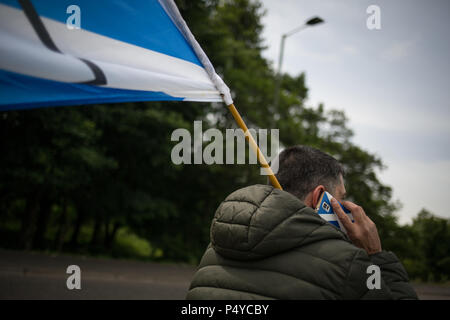 Stirling, Schottland, Großbritannien. 23. Juni 2018. Pro-Scottish Unabhängigkeit März, in der "alle unter einem Banner Name, der durch die Straßen organisiert und auf das Schlachtfeld in Bannockburn auf der 704th anniverary der Schlacht von Bannockburn. Es wurde geschätzt, dass 10.000 Menschen teil, die in der März Aufruf für eine zweite Unabhängigkeitsreferendum teilgenommen haben. Photo credit Jeremy Sutton-Hibbert / alamy Leben Nachrichten. Stockfoto