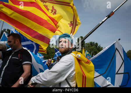 Stirling, Schottland, Großbritannien. 23. Juni 2018. Pro-Scottish Unabhängigkeit März, in der "alle unter einem Banner Name, der durch die Straßen organisiert und auf das Schlachtfeld in Bannockburn auf der 704th anniverary der Schlacht von Bannockburn. Es wurde geschätzt, dass 10.000 Menschen teil, die in der März Aufruf für eine zweite Unabhängigkeitsreferendum teilgenommen haben. Photo credit Jeremy Sutton-Hibbert / alamy Leben Nachrichten. Stockfoto