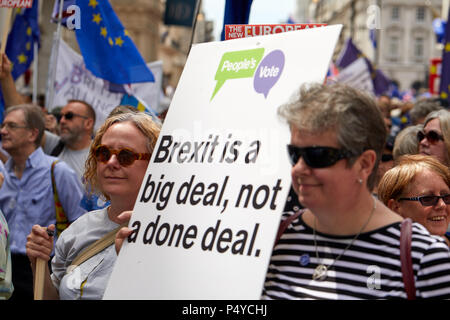 London, Großbritannien. 23. Juni 2018: Demonstranten halten ein Banner für eine Abstimmung während der Abstimmung März. Credit: Kevin Frost-/Alamy leben Nachrichten Stockfoto