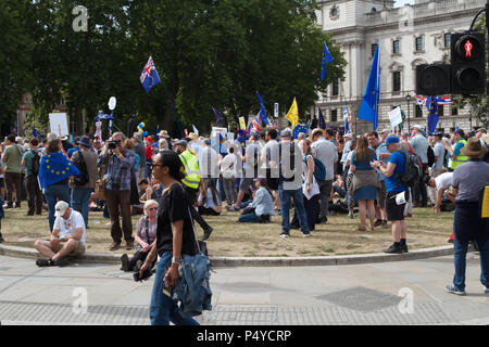 London, UK, 23. Juni 2018, Pro-Eu Mitkämpfer marschierten nach Westminster, London für ein Referendum über die Bedingungen der Brexit von Premierminister Theresa May gesichert. Menschen demonstrierten friedlich mit Plakaten & Lautsprecher als Polizei auf beobachtet. Credit Keith Larby/Alamy leben Nachrichten Stockfoto