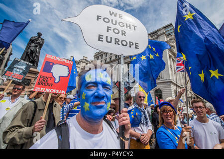 London, Großbritannien. 23. Juni 2018. Versammlung auf Pall Mall vor der Krim War Memorial und die IOD-Leute März für ein Volk auf der abschließenden Brexit beschäftigen. Zeitlich mit dem zweiten Jahrestag der Volksabstimmung 2016 durch anti Brexit, pro EU-Aktivisten organisiert ist. Credit: Guy Bell/Alamy leben Nachrichten Stockfoto