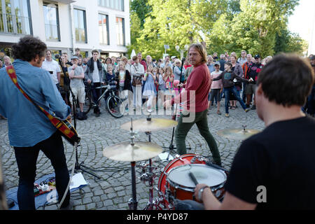 Deutschland, Erfurt. 21 Juni, 2018. Die Band "Anger 77" an der Musik festvial "Fete de la Musique" führt. Der Sommer wird jährlich mit musikalischen Darbietungen an der "Fete de la Musique" begrüßt. Quelle: Jörg Carstensen/dpa/Alamy leben Nachrichten Stockfoto