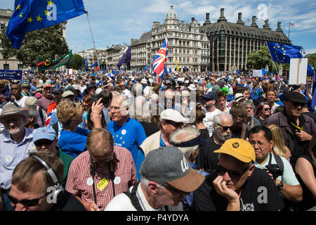 London, Großbritannien. 23. Juni 2018. Zehntausende von Menschen, die eine Koalition von Pro-EU-Gruppen nehmen an einer Kundgebung in Parliament Square am zweiten Jahrestag der Volksabstimmung für eine "Abstimmung" auf jedem Brexit beschäftigen, die von der Regierung vorgeschlagen, die künftigen Beziehungen der Europäischen Union zu verwalten. Credit: Mark Kerrison/Alamy leben Nachrichten Stockfoto