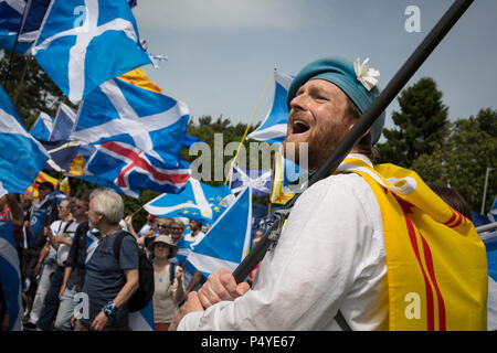 Stirling, Schottland, Großbritannien. 23. Juni 2018. Pro-Scottish Unabhängigkeit März, in der "alle unter einem Banner Name, der durch die Straßen organisiert und auf das Schlachtfeld in Bannockburn auf der 704th anniverary der Schlacht von Bannockburn. Es wurde geschätzt, dass 10.000 Menschen teil, die in der März Aufruf für eine zweite Unabhängigkeitsreferendum teilgenommen haben. Photo credit Jeremy Sutton-Hibbert / alamy Leben Nachrichten. Stockfoto