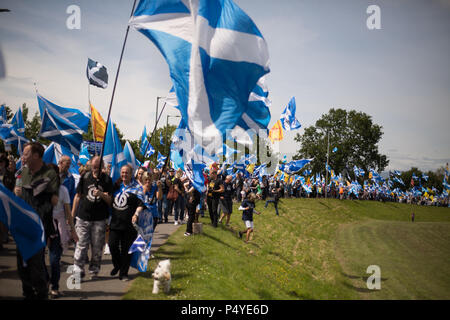 Stirling, Schottland, Großbritannien. 23. Juni 2018. Pro-Scottish Unabhängigkeit März, in der "alle unter einem Banner Name, der durch die Straßen organisiert und auf das Schlachtfeld in Bannockburn auf der 704th anniverary der Schlacht von Bannockburn. Es wurde geschätzt, dass 10.000 Menschen teil, die in der März Aufruf für eine zweite Unabhängigkeitsreferendum teilgenommen haben. Photo credit Jeremy Sutton-Hibbert / alamy Leben Nachrichten. Stockfoto