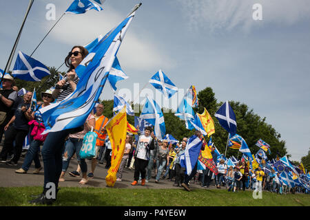 Stirling, Schottland, Großbritannien. 23. Juni 2018. Pro-Scottish Unabhängigkeit März, in der "alle unter einem Banner Name, der durch die Straßen organisiert und auf das Schlachtfeld in Bannockburn auf der 704th anniverary der Schlacht von Bannockburn. Es wurde geschätzt, dass 10.000 Menschen teil, die in der März Aufruf für eine zweite Unabhängigkeitsreferendum teilgenommen haben. Photo credit Jeremy Sutton-Hibbert / alamy Leben Nachrichten. Stockfoto