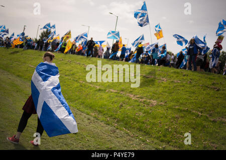 Stirling, Schottland, Großbritannien. 23. Juni 2018. Pro-Scottish Unabhängigkeit März, in der "alle unter einem Banner Name, der durch die Straßen organisiert und auf das Schlachtfeld in Bannockburn auf der 704th anniverary der Schlacht von Bannockburn. Es wurde geschätzt, dass 10.000 Menschen teil, die in der März Aufruf für eine zweite Unabhängigkeitsreferendum teilgenommen haben. Photo credit Jeremy Sutton-Hibbert / alamy Leben Nachrichten. Stockfoto