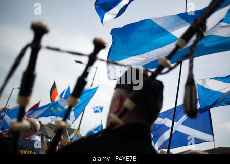 Stirling, Schottland, Großbritannien. 23. Juni 2018. Pro-Scottish Unabhängigkeit März, in der "alle unter einem Banner Name, der durch die Straßen organisiert und auf das Schlachtfeld in Bannockburn auf der 704th anniverary der Schlacht von Bannockburn. Es wurde geschätzt, dass 10.000 Menschen teil, die in der März Aufruf für eine zweite Unabhängigkeitsreferendum teilgenommen haben. Photo credit Jeremy Sutton-Hibbert / alamy Leben Nachrichten. Stockfoto