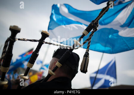 Stirling, Schottland, Großbritannien. 23. Juni 2018. Pro-Scottish Unabhängigkeit März, in der "alle unter einem Banner Name, der durch die Straßen organisiert und auf das Schlachtfeld in Bannockburn auf der 704th anniverary der Schlacht von Bannockburn. Es wurde geschätzt, dass 10.000 Menschen teil, die in der März Aufruf für eine zweite Unabhängigkeitsreferendum teilgenommen haben. Photo credit Jeremy Sutton-Hibbert / alamy Leben Nachrichten. Stockfoto