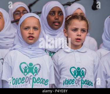 London, Großbritannien. 23. Juni 2018. Stimme des Friedens Chor der Kinder - 13 Eid-Festival auf dem Trafalgar Square bis zum Ende des Ramadan feiern. Credit: Guy Bell/Alamy leben Nachrichten Stockfoto