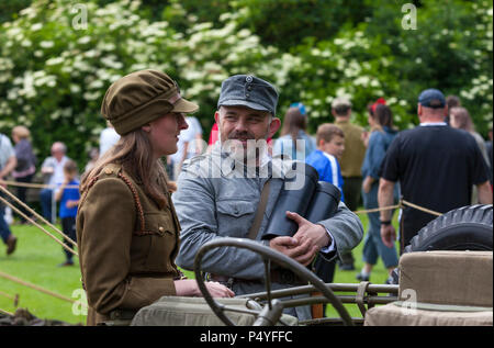 Barnard Castle, Teesdale, County Durham. Samstag, 23. Juni 2018. Der Nordosten Marktstadt Barnard Castle trat einen Schritt zurück in der Zeit heute, wenn Leute sich im Jahrgang 1940 der Kleidung. und 2. Weltkrieg Uniformen als Teil des Wochenende des Barnard Castle 1940 bekleidet. Diese enthalten ein flypast durch ein WW2 Spitfire und zeigt durch Re-enactors. David Forster/Alamy leben Nachrichten Stockfoto