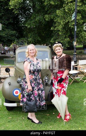 Barnard Castle, Teesdale, County Durham. Samstag, 23. Juni 2018. Der Nordosten Marktstadt Barnard Castle trat einen Schritt zurück in der Zeit heute, wenn Leute sich im Jahrgang 1940 der Kleidung. und 2. Weltkrieg Uniformen als Teil des Wochenende des Barnard Castle 1940 bekleidet. Diese enthalten ein flypast durch ein WW2 Spitfire und zeigt durch Re-enactors. David Forster/Alamy leben Nachrichten Stockfoto