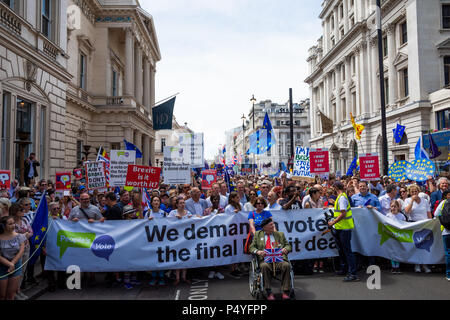 London, Großbritannien. 23. Juni 2018. März für ein Völker stimmen. Zehntausende anti-Brexit Mitkämpfer marschierte auf Westminster Am zweiten Jahrestag der EU-Referendum. Sie waren für eine Abstimmung über die endgültige peopleÕs Brexit beschäftigen. Der März und Rallye war von einer Koalition von Pro-EU-Gruppen organisiert. Credit: Stephen Bell/Alamy Leben Nachrichten. Stockfoto