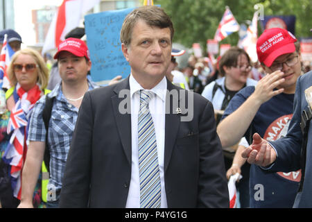 London, England. 23. Juni 2018. Zum zweiten Jahrestag des Brexit Abstimmung, die Großbritannien Abstimmung sah zu verlassen, um die EU, patriotische, pro-britischen Menschen aus ganz Großbritannien reiste von Carlisle, in der Nähe von Victoria Station, dem Parlament bis März markieren. Im Bild: Gerard Batten, MDEP & UKIP Leader verbindet die Demonstranten. Credit: Richard Milnes/Alamy leben Nachrichten Stockfoto