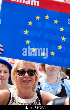 London, Großbritannien. 23. Juni 2018: Ein marcher hält eine EU-März, während entlang zu Fuß auf die Volksabstimmung März. Credit: Kevin Frost-/Alamy leben Nachrichten Stockfoto