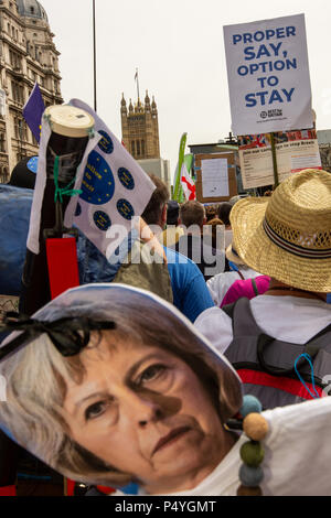 London, Großbritannien. 23. Juni 2018. Bildnis von Theresa May und andere Zeichen, die sprach: "richtiger sagen, Option zu bleiben', auf Anti-Brexit März entlang Whitehall. Palace of Westmister im Hintergrund. Credit: Graeme Weston/Alamy leben Nachrichten Stockfoto