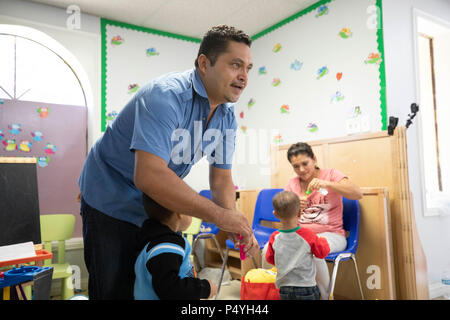 Vater und Sohn aus Honduras Rest an einem McAllen, TX, Unterstand für Zugewanderte Familien durch US-Einwanderungs- und Zollbehörden freigegeben und in Erwartung Disposition der Abschiebung Fällen verstopfen die Gerichte. Stockfoto