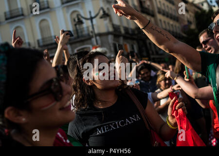 Madrid, Spanien. 23. Juni 2018. Mexiko Fans in Puerta de Sol feiern nach ihrem Sieg über Russland Südkorea bei der FIFA WM 2018 in Madrid, Spanien. Credit: Marcos del Mazo/Alamy leben Nachrichten Stockfoto