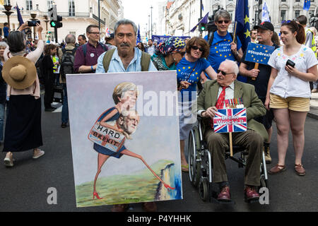 London, Großbritannien. 23. Juni 2018. Satirische Künstler Kaya Mar (l) und Brigadegeneral Stephen Goodall (r) vorbereiten Teil mit Zehntausenden von Menschen, die eine Koalition von Pro-EU-Gruppen in einem Marsch durch die Innenstadt von London für eine "Abstimmung" auf jedem Brexit beschäftigen, die von der Regierung vorgeschlagen, die künftigen Beziehungen der Europäischen Union zu nennen. Credit: Mark Kerrison/Alamy leben Nachrichten Stockfoto