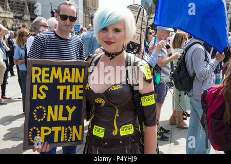 London, Großbritannien. 23. Juni 2018. Madeleina Kay, EU-Supergirl, marschiert durch die Londoner Innenstadt mit Tausenden von Menschen aus einer Koalition von Pro-EU-gruppen Am zweiten Jahrestag der Volksabstimmung für eine "Abstimmung" auf jedem Brexit beschäftigen, die von der Regierung vorgeschlagen, die künftigen Beziehungen der Europäischen Union zu verwalten. Credit: Mark Kerrison/Alamy leben Nachrichten Stockfoto