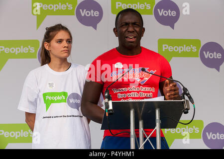 London, Großbritannien. 23. Juni 2018. Femi Oluwole und Lara Geist unserer Zukunft unserer Wahl Adresse Zehntausende von Menschen, die eine Koalition von Pro-EU-Gruppen die Teilnahme an einer Kundgebung in Parliament Square am zweiten Jahrestag der Volksabstimmung für eine "Abstimmung" auf jedem Brexit beschäftigen, die von der Regierung vorgeschlagen, die künftigen Beziehungen der Europäischen Union zu verwalten. Credit: Mark Kerrison/Alamy leben Nachrichten Stockfoto