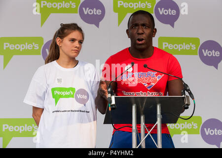 London, Großbritannien. 23. Juni 2018. Femi Oluwole und Lara Geist unserer Zukunft unserer Wahl Adresse Zehntausende von Menschen, die eine Koalition von Pro-EU-Gruppen die Teilnahme an einer Kundgebung in Parliament Square am zweiten Jahrestag der Volksabstimmung für eine "Abstimmung" auf jedem Brexit beschäftigen, die von der Regierung vorgeschlagen, die künftigen Beziehungen der Europäischen Union zu verwalten. Credit: Mark Kerrison/Alamy leben Nachrichten Stockfoto