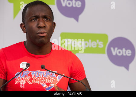 London, Großbritannien. 23. Juni 2018. Femi Oluwole unserer Zukunft unserer Wahl Adressen Zehntausende von Menschen, die eine Koalition von Pro-EU-Gruppen die Teilnahme an einer Kundgebung in Parliament Square am zweiten Jahrestag der Volksabstimmung für eine "Abstimmung" auf jedem Brexit beschäftigen, die von der Regierung vorgeschlagen, die künftigen Beziehungen der Europäischen Union zu verwalten. Credit: Mark Kerrison/Alamy leben Nachrichten Stockfoto