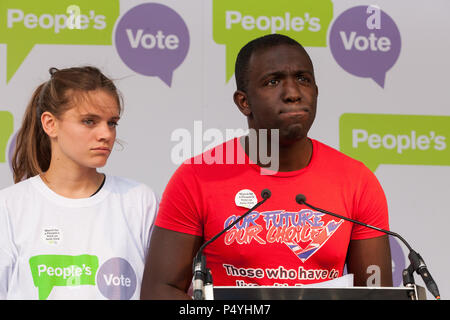 London, Großbritannien. 23. Juni 2018. Femi Oluwole und Lara Geist unserer Zukunft unserer Wahl Adresse Zehntausende von Menschen, die eine Koalition von Pro-EU-Gruppen die Teilnahme an einer Kundgebung in Parliament Square am zweiten Jahrestag der Volksabstimmung für eine "Abstimmung" auf jedem Brexit beschäftigen, die von der Regierung vorgeschlagen, die künftigen Beziehungen der Europäischen Union zu verwalten. Credit: Mark Kerrison/Alamy leben Nachrichten Stockfoto