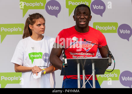 London, Großbritannien. 23. Juni 2018. Femi Oluwole und Lara Geist unserer Zukunft unserer Wahl Adresse Zehntausende von Menschen, die eine Koalition von Pro-EU-Gruppen die Teilnahme an einer Kundgebung in Parliament Square am zweiten Jahrestag der Volksabstimmung für eine "Abstimmung" auf jedem Brexit beschäftigen, die von der Regierung vorgeschlagen, die künftigen Beziehungen der Europäischen Union zu verwalten. Credit: Mark Kerrison/Alamy leben Nachrichten Stockfoto