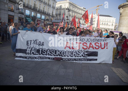 Madrid, Spanien. 23. Juni 2018. Demonstrant gesehen halten ein Banner während der Demonstration. Tausende Demonstranten zogen in die Unterstützung von Jugendlichen in Altsasu (Navarra) in Madrid. Sie fordern die Freiheit für die acht Jugendlichen zwischen 2 und 13 Jahren im Gefängnis für das Angreifen zwei bürgergardisten und ihre Partner in Alsasua (Navarra) im Jahr 2016, zu der Schrei der ''was eine Barbarei, Alsasua im Gefängnis und La Manada in Freiheit Credit: Lito Lizana/SOPA Images/ZUMA Draht/Alamy Leben Nachrichten verurteilt Stockfoto