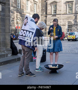 Edinburgh, Großbritannien. 23. Juni 2018. Eine Flamme der Freiheit für Katalonien ist durch die Katalanische Tradition der Flamme des Canigó inspiriert. Dieses Mal die Flamme als Katalonien im Protest der Katalanischen Politiker im Exil in Europa links. Credit: Kelly Neilson/Alamy Leben Nachrichten. Stockfoto