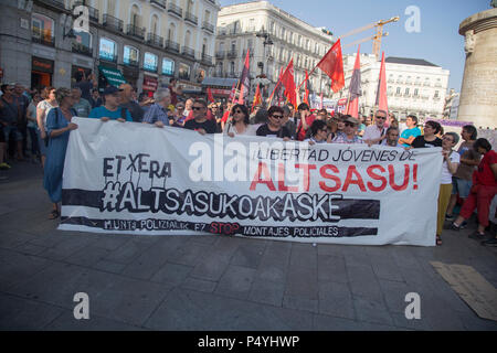 Madrid, Spanien. 23. Juni 2018. Demonstrant gesehen halten ein Banner während der Demonstration. Tausende Demonstranten zogen in die Unterstützung von Jugendlichen in Altsasu (Navarra) in Madrid. Sie fordern die Freiheit für die acht Jugendlichen zwischen 2 und 13 Jahren im Gefängnis für das Angreifen zwei bürgergardisten und ihre Partner in Alsasua (Navarra) im Jahr 2016, zu der Schrei der 'was eine Barbarei, Alsasua im Gefängnis und La Manada in Freiheit verurteilt. Credit: SOPA Images Limited/Alamy leben Nachrichten Stockfoto