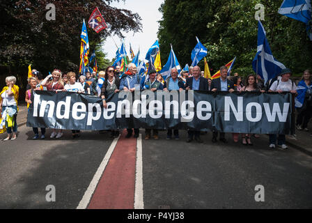 Stirling, Stirlingshire, Großbritannien. 23. Juni 2018. Mitglieder der Menge März neben SNP MSP Keith Brown halten ein Banner mit der Aufschrift "Unabhängigkeit Jetzt''. Tausende schottische Unabhängigkeit Unterstützer durch Stirling und Bannockburn als Teil der''˜ marschierten Alle unter einem Banner "Protest, als die Koalition zielt darauf ab, eine solche Veranstaltung zu laufen, bis Schottland ist''˜ Kostenlose Kreditkarte: Stewart Kirby/SOPA Images/ZUMA Draht/Alamy leben Nachrichten Stockfoto