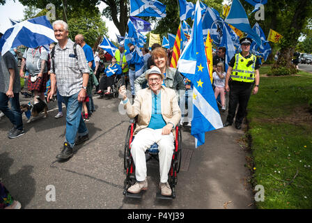 Bannockburn, UK. 23. Juni 2018. 2 Teilnehmer posieren für die Fotografen Kameras während der März. Tausende von schottischen Unabhängigkeit Unterstützer marschierten durch Stirling und Bannockburn als Teil der "Alle unter einem Banner "Protest, als die Koalition zielt darauf ab, eine solche Veranstaltung bis Schottland ist "frei" laufen. Credit: SOPA Images Limited/Alamy leben Nachrichten Stockfoto