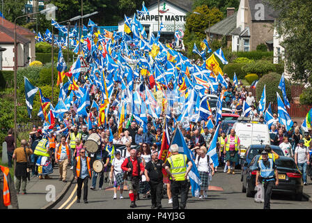 Bannockburn, UK. 23. Juni 2018. Eine Übersicht über die März Prozession. Tausende von schottischen Unabhängigkeit Unterstützer marschierten durch Stirling und Bannockburn als Teil der "Alle unter einem Banner "Protest, als die Koalition zielt darauf ab, eine solche Veranstaltung bis Schottland ist "frei" laufen. Credit: SOPA Images Limited/Alamy leben Nachrichten Stockfoto