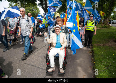 Stirling, Stirlingshire, Großbritannien. 23. Juni 2018. 2 Teilnehmer für Fotografen Kameras während der März darstellen. Tausende von schottischen Unabhängigkeit Unterstützer durch Stirling und Bannockburn marschierten als Teil der''˜ alle unter einem Banner "Protest, als die Koalition zielt darauf ab, eine solche Veranstaltung zu laufen, bis Schottland ist''˜ Kostenlose Kreditkarte: Stewart Kirby/SOPA Images/ZUMA Draht/Alamy leben Nachrichten Stockfoto