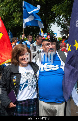 Stirling, Stirlingshire, Großbritannien. 23. Juni 2018. Ein paar für Fotografen Kameras Posieren vor der Veranstaltung. Tausende schottische Unabhängigkeit Unterstützer durch Stirling und Bannockburn marschierten als Teil der''˜ alle unter einem Banner "Protest, als die Koalition zielt darauf ab, eine solche Veranstaltung zu laufen, bis Schottland ist''˜ Kostenlose Kreditkarte: Stewart Kirby/SOPA Images/ZUMA Draht/Alamy leben Nachrichten Stockfoto