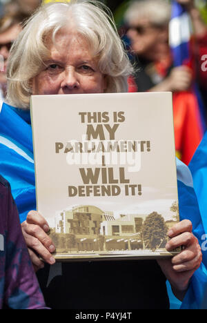 Stirling, Stirlingshire, Großbritannien. 23. Juni 2018. Eine Frau gesehen, mit einem Schild, das schottische Parlament Gebäude, die lautet: "DIES IST MEIN PARLAMENT! Ich werde sie verteidigen!". Tausende schottische Unabhängigkeit Unterstützer marschierten durch Stirling und Bannockburn als Teil der''˜ alle unter einem Banner "Protest, als die Koalition zielt darauf ab, eine solche Veranstaltung zu laufen, bis Schottland ist''˜ Kostenlose Kreditkarte: Stewart Kirby/SOPA Images/ZUMA Draht/Alamy leben Nachrichten Stockfoto