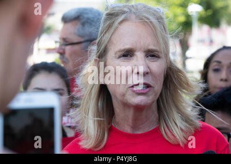 Kerry Kennedy, Direktor des Robert F. Kennedy Center für Gerechtigkeit und Tochter von Robert und Ethel Kennedy, im Gespräch mit der Presse während der anpfiff einen 24-tägigen Hungerstreik protestieren Einwanderung Pres. Donald Trump Richtlinien während einer Rallye an der US-mexikanischen Grenze in McAllen, Texas. Stockfoto