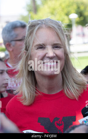 Kerry Kennedy, Direktor des Robert F. Kennedy Center für Gerechtigkeit und Tochter von Robert und Ethel Kennedy, im Gespräch mit der Presse während der anpfiff einen 24-tägigen Hungerstreik protestieren Einwanderung Pres. Donald Trump Richtlinien während einer Rallye an der US-mexikanischen Grenze in McAllen, Texas. Stockfoto