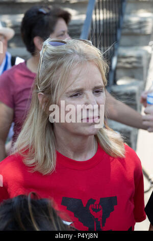 Kerry Kennedy, Direktor des Robert F. Kennedy Center für Gerechtigkeit und Tochter von Robert und Ethel Kennedy, im Gespräch mit der Presse während der anpfiff einen 24-tägigen Hungerstreik protestieren Einwanderung Pres. Donald Trump Richtlinien während einer Rallye an der US-mexikanischen Grenze in McAllen, Texas. Stockfoto