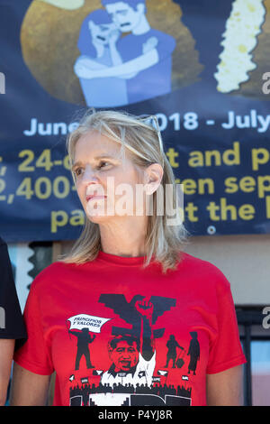 Kerry Kennedy, Direktor des Robert F. Kennedy Center für Gerechtigkeit und Tochter von Robert und Ethel Kennedy, tritt weg von einem 24-tägigen Hungerstreik protestieren Einwanderung Pres. Donald Trump Richtlinien während einer Rallye an der US-mexikanischen Grenze in McAllen, Texas. Stockfoto