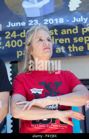 Kerry Kennedy, Direktor des Robert F. Kennedy Center für Gerechtigkeit und Tochter von Robert und Ethel Kennedy, tritt weg von einem 24-tägigen Hungerstreik protestieren Einwanderung Pres. Donald Trump Richtlinien während einer Rallye an der US-mexikanischen Grenze in McAllen, Texas. Stockfoto